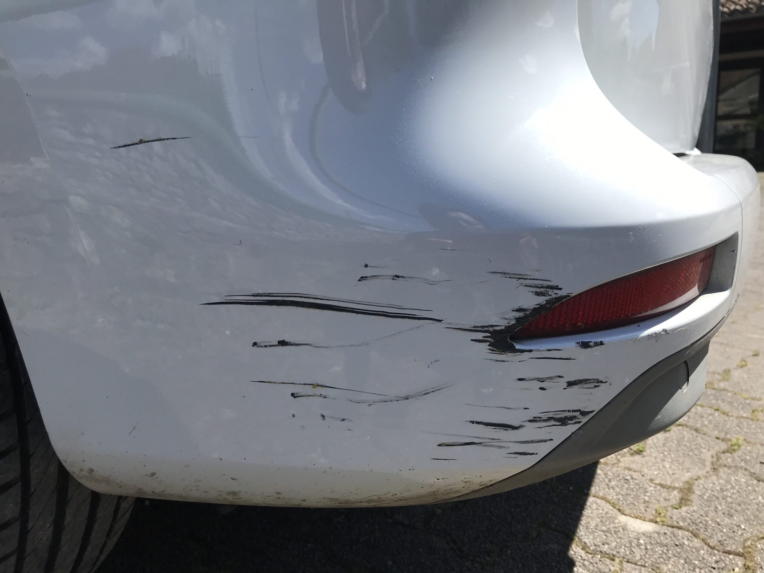 Exemple de photo vue de près d’une rayure ou d’un défaut de carrosserie