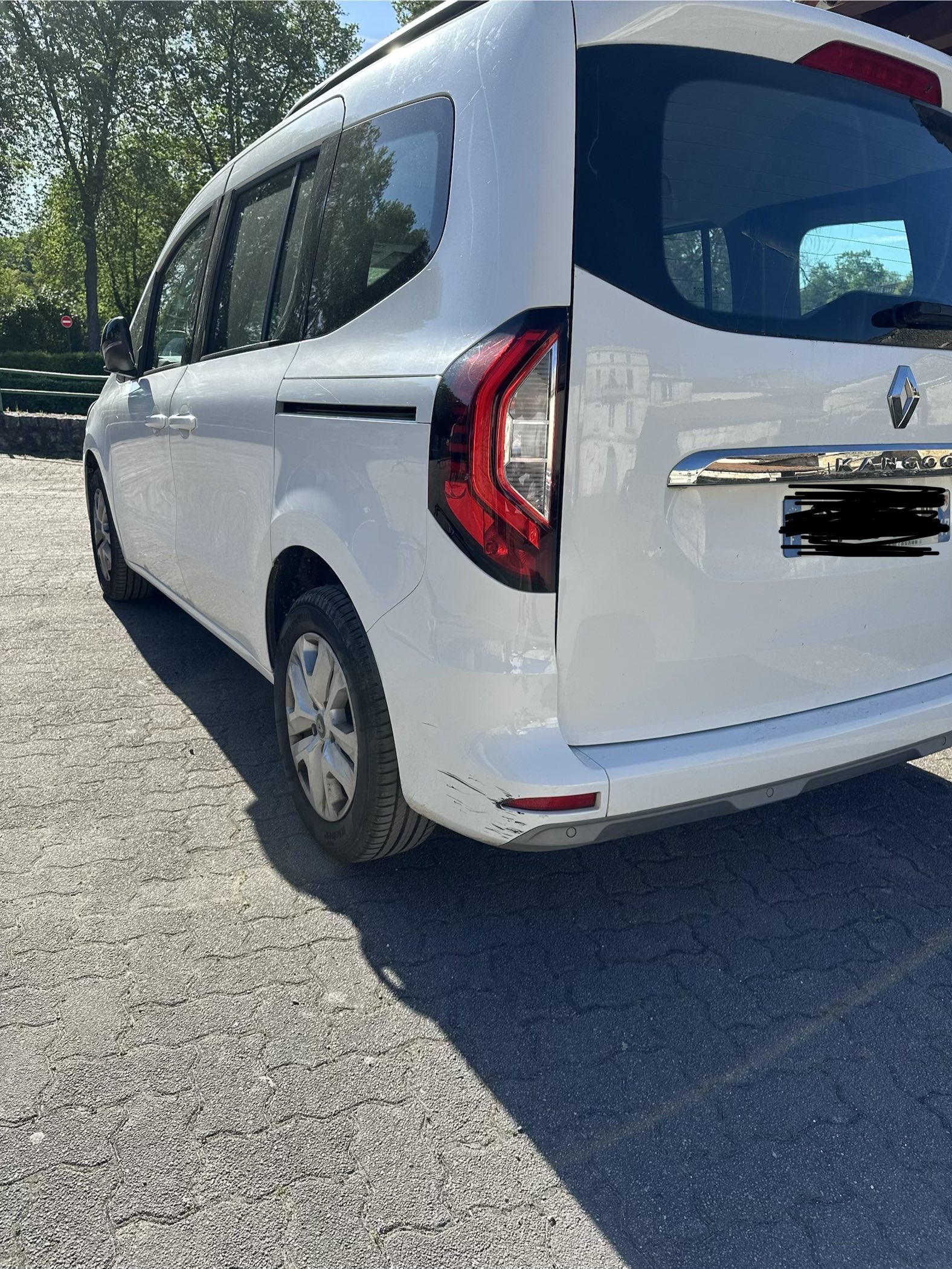 Exemple de photo vue de loin du défaut sur le véhicule